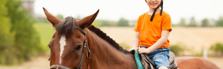 Niño montado a caballo